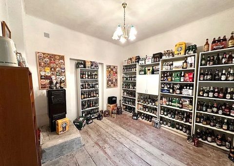 Sala Muzeului Berii, cu pereții acoperiți din podea până în tavan de rafturi pline cu sticle