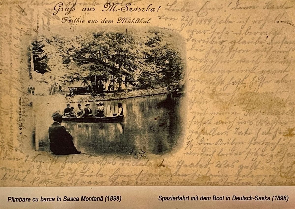 Carte poștală din 1898, scrisă pe toată fața cu cerneală: o barcă cu șase oameni pe apa liniștită din Valea Morii, cu un bărbat privind de pe mal