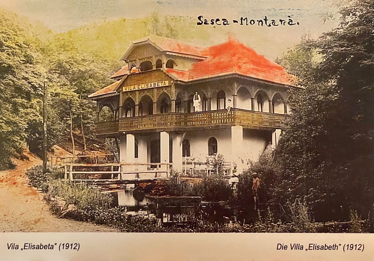 Carte poștală colorată manual din 1912 cu Vila „Elisabeta”, clădire cu două balcoane de lemn traforat și acoperiș roșu, așezată la marginea pădurii