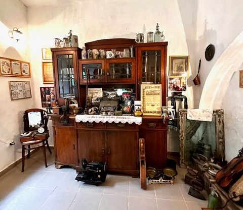 Bufet de nuc cu vitrină plină de pahare și ulcioare, într-una din sălile boltite ale Centrului Cultural