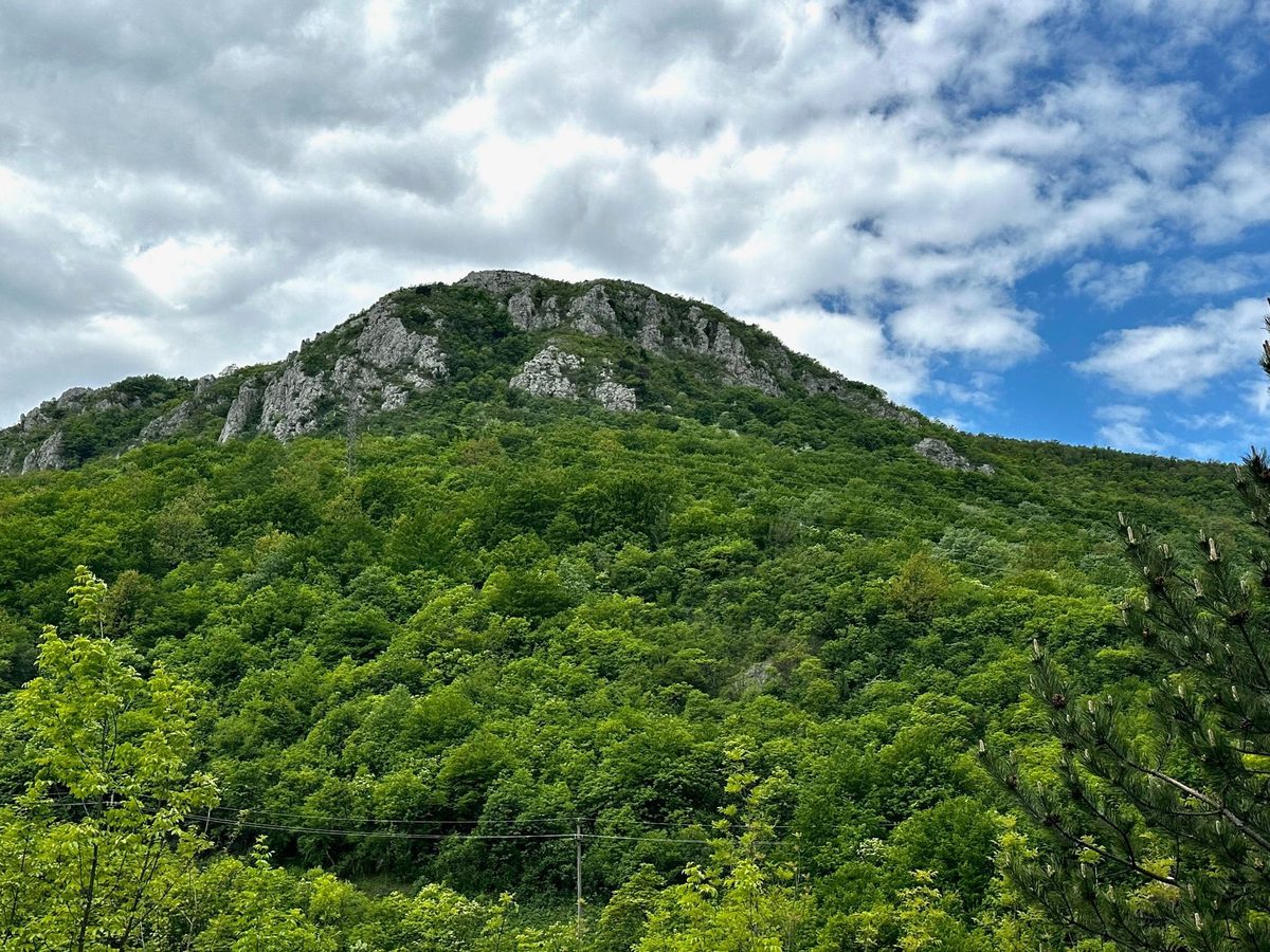Creasta de calcar care se ridică deasupra pădurii de deasupra satului