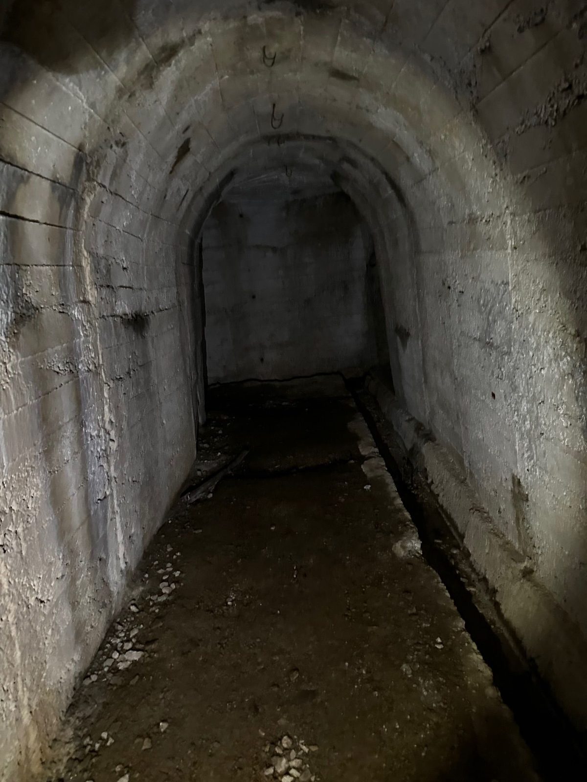 Galeria de beton a depozitului, cu bolta turnată în cofraje de scândură și șanțul de scurgere pe mijlocul podelei
