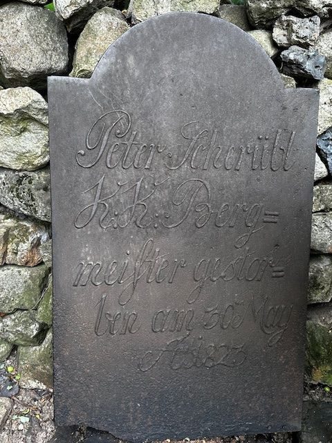 Piatră funerară de fontă din 1823, cu inscripție în germană gotică pentru Peter Scherübl, maistru minier imperial la Sasca