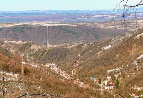 Sasca Montană văzută de pe drumul spre Cărbunari: satul întins pe firul văii, cu câmpia deschizându-se în depărtare